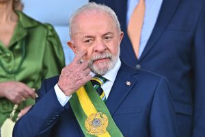 No vale-tudo eleitoral, agora Lula quer segurar a inflação mantendo subsídios para combustíveis