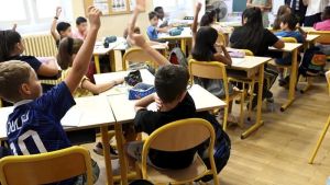 École à 1 an, fermeture des 100 pires établissements, suppression du droit des bacheliers… Après l’enquête Pisa, les candidats à droite rivalisent de mauvaises idées pour l’éducation