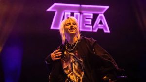 « Exister quand tu es marginalisée, c’est déjà politique » : à la Fête de l’Humanité, la chanteuse Théa prête à fédérer
