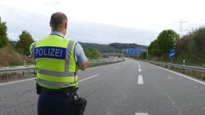 Sprengstoff-Alarm am Autobahnzoll: Ermittler geben Details zu Vater und Sohn bekannt