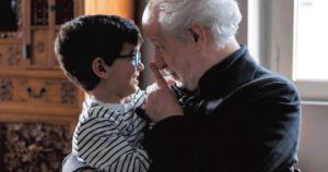 La favola di nonno Servillo e il nipotino fa ridere e piangere