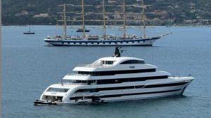 Lo yacht da sogno di “Mister Decathlon” (da 100 milioni di dollari) fa capolino all’Elba
