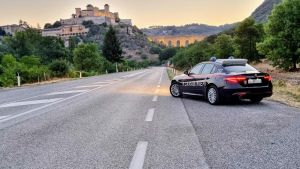 Uomo riposa su una panchina: preso a calci e pugni da due ragazzini di 13 anni