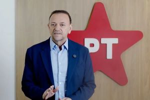 Executiva do PT acirra linha da campanha: “Dar um gás para mostrar quem é Flávio Bolsonaro e os riscos que ele acarreta ao país”