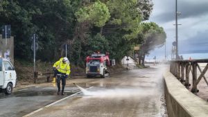 Il lungomare ripulito dopo il maltempo. E ora Muggia vuole il Bobcat