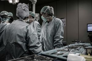 Είκοσι χρόνια εξετάσεις – και μετά ποιος ελέγχει τον γιατρό;
