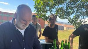 José Andrés da la sorpresa en el barrio gijonés de Cimavilla: el chef asturiano cocina chipirones, bocartes y percebes a los vecinos en sus fiestas