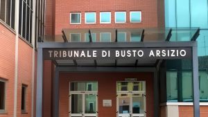 Estorce soldi alla madre anziana e ignora il divieto di allontanamento: per la figlia 44enne si aprono le porte del carcere