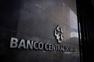 Deflação de agosto abre caminho para novo corte da Selic, enquanto Fed se prepara para subir juros