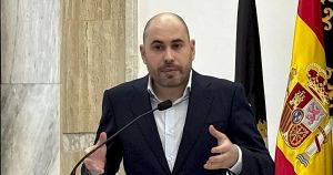 Una dimisión que no basta