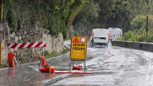 Camion colpito da un masso, ma l’allarme rientra: riaperta strada del Friuli a Trieste