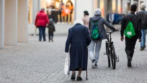 Schön alt werden? Die Gastautorin bettet spirituelle Antworten zwischen Endlichkeit und Unendlichkeit ein