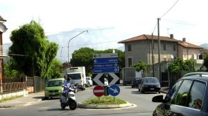 Un bus per viale Zaccagna. Troppi lavoratori a piedi. Il disagio di chi non ha mezzi