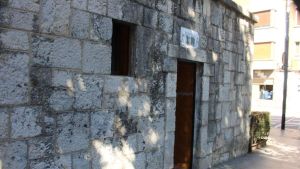 Consumo de drogas a plena luz del día en los baños del parque Jovellanos de Mieres: los vecinos exigen 
