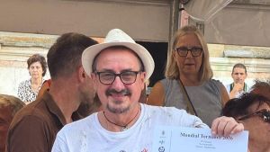 Il ceramista bendato . È campione del mondo