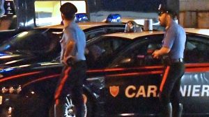 Chiodi e alberi sulla strada: assalto all’oro da film. Colpo fallito, torna la paura