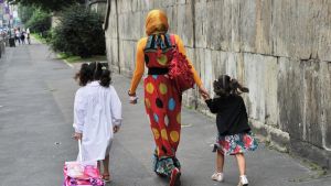 Dal Camerun a Pisa per laurearsi, cinque nonne l’aiutano con il figlio