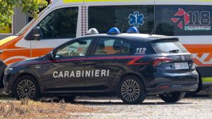 Lido Spina, preso a bottigliate in spiaggia: un uomo ferito durante l’aperitivo