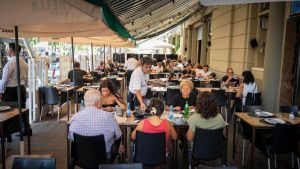 La caída del consumo de alcohol golpea a restaurantes y locales de ocio de Barcelona e impulsa cambios