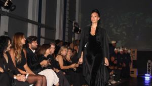 Del carbón a la moda: El pozu Santa Bárbara se convierte en una pasarela de diseños con materiales reciclados