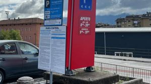 Ricaricano l’auto elettrica al supermercato e vengono multati: ecco perché