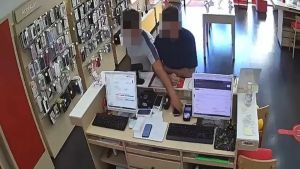 Rubano un iPhone a Jesolo, ladri ripresi in azione: «Aiutatemi a identificarli»