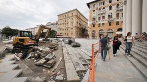Piazza Sant’Antonio a Trieste si prepara a ospitare i mercatini di Natale: lavori quasi ultimati