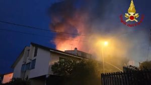 Spento l’incendio in via Tribel a Trieste: vigili del fuoco salvano un uomo intrappolato dalle fiamme