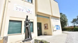 La parrocchia si arrende, un anno per salvare l’asilo di Pianzano: «Serve mezzo milione»