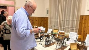 I mestieri di un tempo in bicicletta ricreati in miniatura: una mostra racconta le opere di Loris