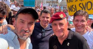 Selfiji mostovaca i možemovaca. Ne zajedno, nego odvojeno, ali ipak na istom mjestu, u isto vrijeme i s istim povodom