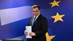 «Κουμπαράς για τη νέα γενιά»: Ο Πιερρακάκης απαντά με βίντεο στην κριτική