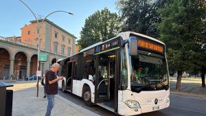 Abbonamenti al bus, da oggi si può pagare a rate: la novità di Autolinee Toscane