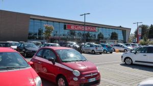 Gorizia, si presenta al supermercato con un machete in mano