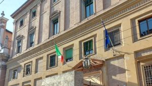 Va nel parco davanti a casa a giocare col figlio ma è ai domiciliari: arrestato per evasione