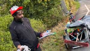 Viele sehen diesen Mann barfuß in der Brigach und irren sich gewaltig