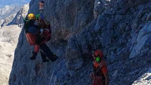Herido un montañero de 29 años al sufrir una caída en la cresta entre Cabrones y Torrecerredo, en los Picos de Europa