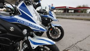 In monopattino senza targa scappa e travolge una donna: arrestato a Treviso