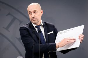 Lokummet brænder, og en socialdemokrat sidder på det. Han hedder Magnus Heunicke