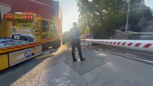 Carro attrezzi bloccato sul passaggio a livello: l’intervento per far ripartire il tram di Opicina
