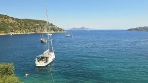 Το νησί του Ιονίου με το διαφορετικό μοντέλο τουρισμού: Βουνά που κατεβαίνουν στη θάλασσα, μικρά λιμάνια και μονοπάτια