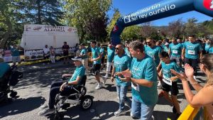 Zancadas solidarias contra la ELA en una marea verde por las calles de San Martín del Rey Aurelio: 