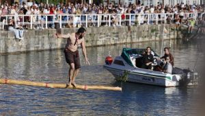 Daniel Suárez se corona en la cucaña de Cimavilla: de sufrir un ictus en marzo a ganar por segundo año consecutivo la tradicional prueba gijonesa