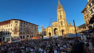 Miles de personas llenan la plaza de la Catedral de Oviedo en repulsa a la agresión a Rubén Rosón y Jorge Fernández: 