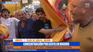 Atacar a un periodista que está informando es un delito