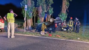 Si ribalta in auto contro un albero, muore a 44 anni davanti ai soccorritori