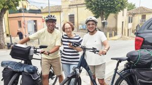 A 63 anni pedala dal Belgio a Terre Roveresche: 