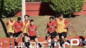 El Sporting, a hacerse fuerte en El Molinón: el equipo rojiblanco, con Larcamón planeando cambios en ataque, disputa su cuarto partido en casa
