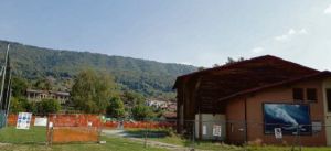 Giù il Pluriuso di piazza Ombre, la demolizione a 4 anni dalla chiusura