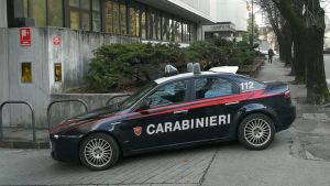 Si fingono carabinieri: due anziani li scoprono e li denunciano